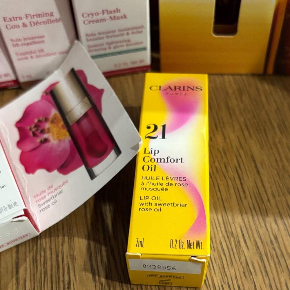 Clarins Vibrant Red Beauty Collection - Picture 8 of 9
